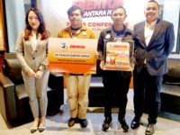 Jenny Jamin, Consumer Health Group Division Head PT Darya-Varia Laboratoria Tbk (paling kiri), dan  Pradipa Syarif, Marketing Category Head - Health Supplement PT Darya-Varia Laboratoria Tbk (paling kanan), menyerahkan Enervon Family Immunity Kit secara simbolis kepada perwakilan komunitas Volunteernesia