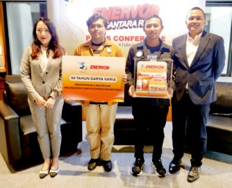 Jenny Jamin, Consumer Health Group Division Head PT Darya-Varia Laboratoria Tbk (paling kiri), dan Pradipa Syarif, Marketing Category Head - Health Supplement PT Darya-Varia Laboratoria Tbk (paling kanan), menyerahkan Enervon Family Immunity Kit secara simbolis kepada perwakilan komunitas Volunteernesia