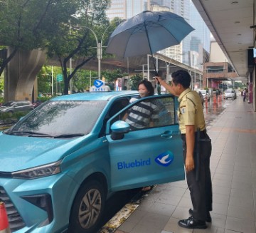 Frontliner BRI BO Mall Ambasador Tunjukkan Kepedulian dengan Mendampingi Nasabah Lansia
