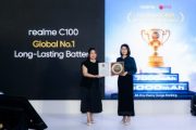 Krisva Angnieszca, Public Relations Lead realme Indonesia (kiri) menerima sertifikat untuk realme C100 sebagai Global No.1 Long-Lasting Battery dari Wang Na, Chief Editor & Business Director of AnTuTu (kanan)