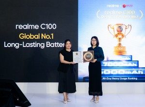 Krisva Angnieszca, Public Relations Lead realme Indonesia (kiri) menerima sertifikat untuk realme C100 sebagai Global No.1 Long-Lasting Battery dari Wang Na, Chief Editor & Business Director of AnTuTu (kanan)