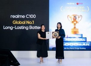 Krisva Angnieszca, Public Relations Lead realme Indonesia (kiri) menerima sertifikat untuk realme C100 sebagai Global No.1 Long-Lasting Battery dari Wang Na, Chief Editor & Business Director of AnTuTu (kanan)
